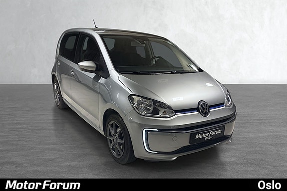 Sølv hatchback med moderne LED-lykter og elegant frontdesign.