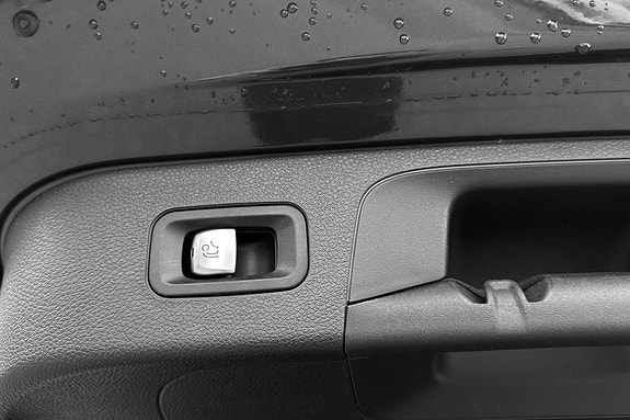 Mercedes-Benz EQC400 25 of 30