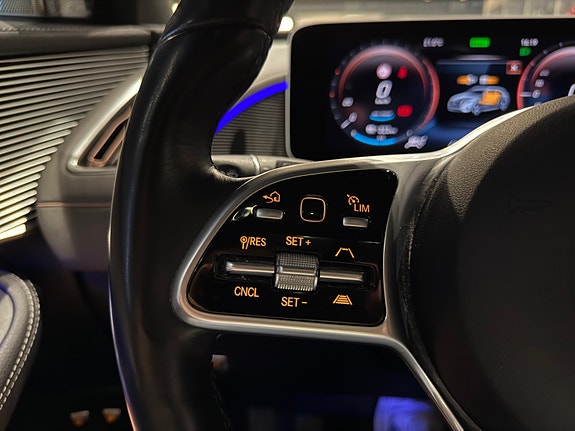 Mercedes-Benz EQC400 17 of 30