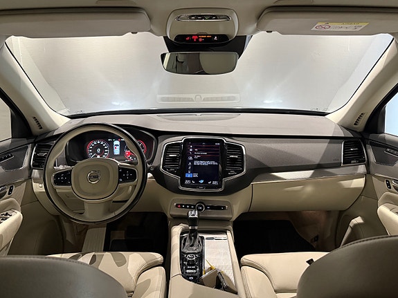 Volvo XC90 10 of 30
