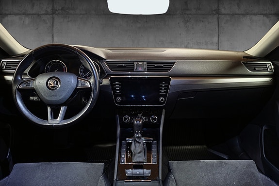 Skoda Superb 14 of 30
