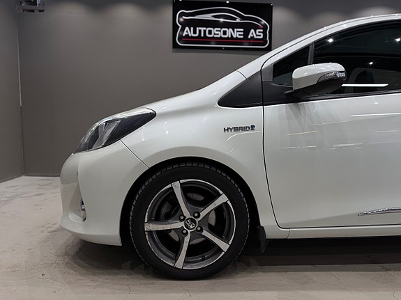 Toyota Yaris 12 of 30