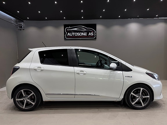 Toyota Yaris 6 of 30