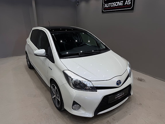 Toyota Yaris 2 of 30