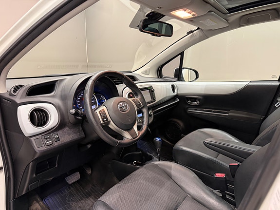 Toyota Yaris 13 of 30