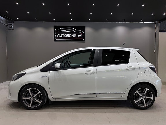 Toyota Yaris 7 of 30