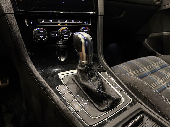 Volkswagen Golf VII 28 of 30