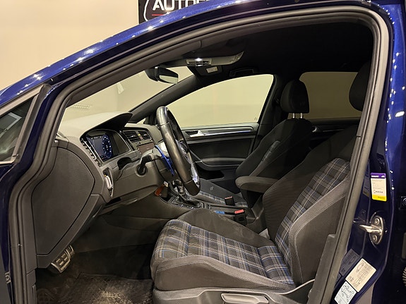 Volkswagen Golf VII 14 of 30