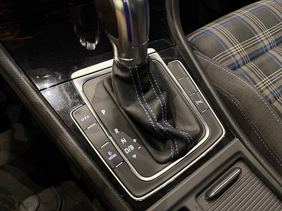 Volkswagen Golf VII 29 of 30