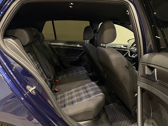 Volkswagen Golf VII 18 of 30