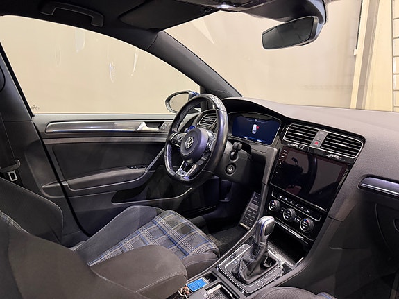 Volkswagen Golf VII 17 of 30