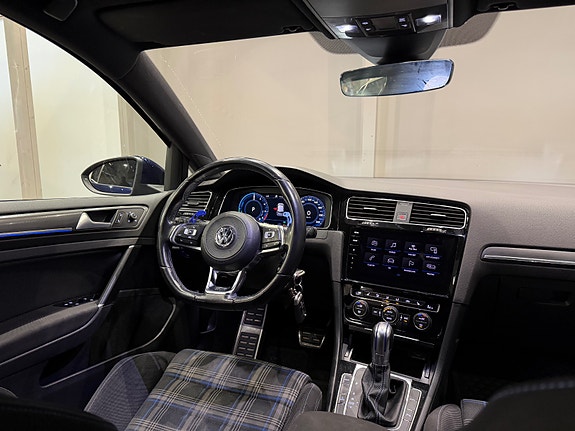 Volkswagen Golf VII 19 of 30