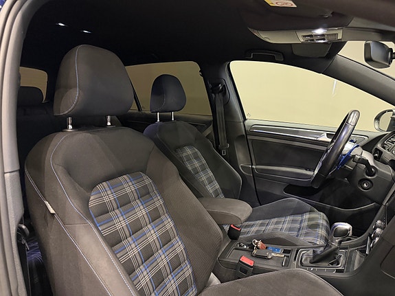 Volkswagen Golf VII 16 of 30