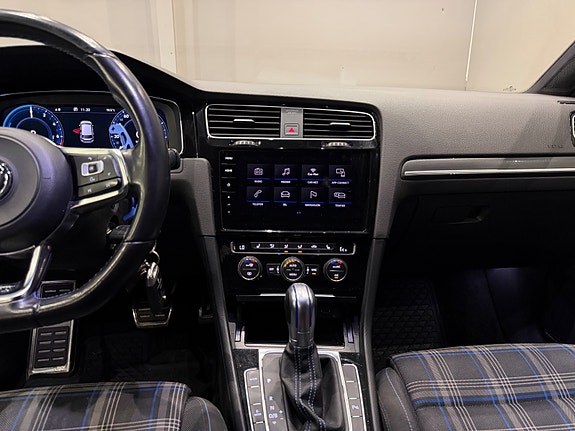 Volkswagen Golf VII 21 of 30