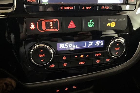 Klimakontroll med digital temperaturvisning og intuitive ratt.