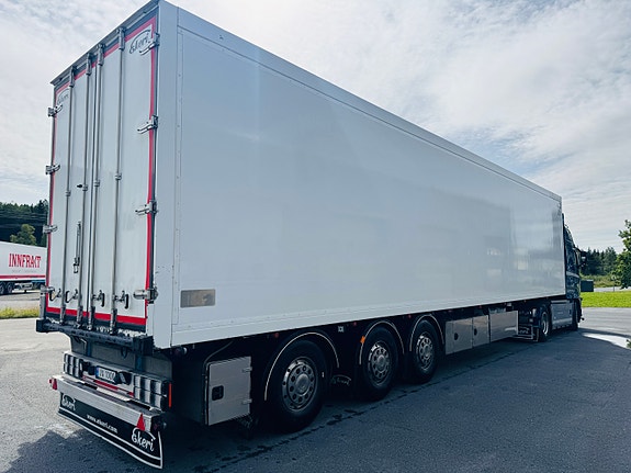 Ekeri FNA trailer med bommer og 2-temp. 278 cm innvendig  høyde. løft på første og sving på siste aksel. Hel og pen trailer. 4 of 7