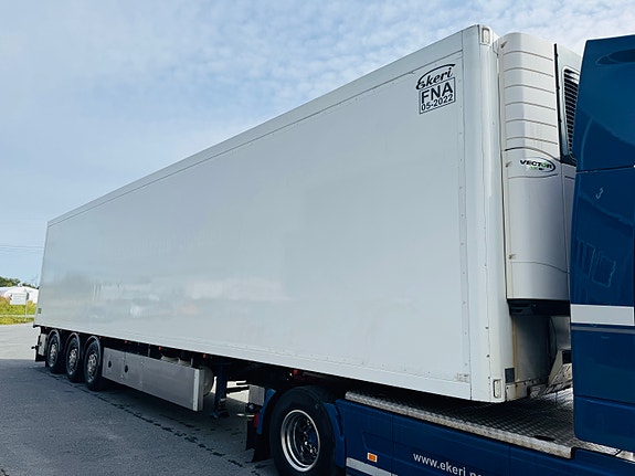 Ekeri FNA trailer med bommer og 2-temp. 278 cm innvendig  høyde. løft på første og sving på siste aksel. Hel og pen trailer. 5 of 7