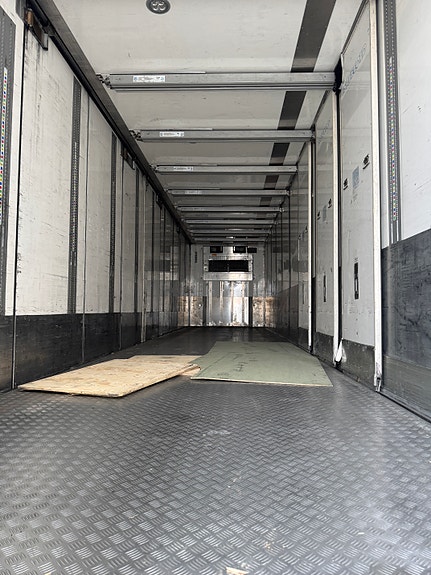 Ekeri FNA trailer med bommer og 2-temp. 278 cm innvendig  høyde. løft på første og sving på siste aksel. Hel og pen trailer. 6 of 7