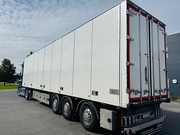 Ekeri FNA trailer med bommer og 2-temp. 278 cm innvendig  høyde. løft på første og sving på siste aksel. Hel og pen trailer. 2 of 7
