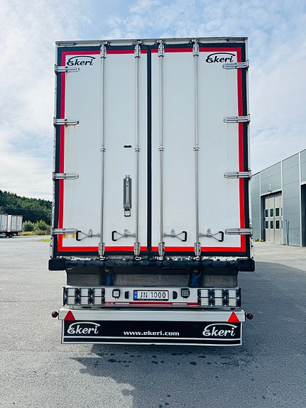 Ekeri FNA trailer med bommer og 2-temp. 278 cm innvendig  høyde. løft på første og sving på siste aksel. Hel og pen trailer. 3 of 7