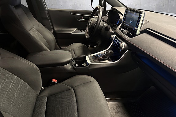 Toyota RAV4 Plug-in Hybrid 16 of 24