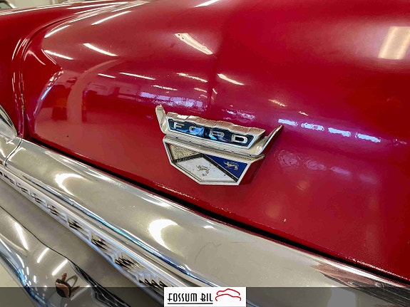 Ford Fairlane 21 of 30