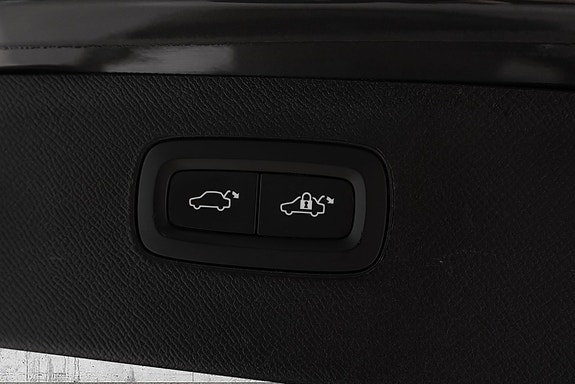 Volvo XC90 10 of 30