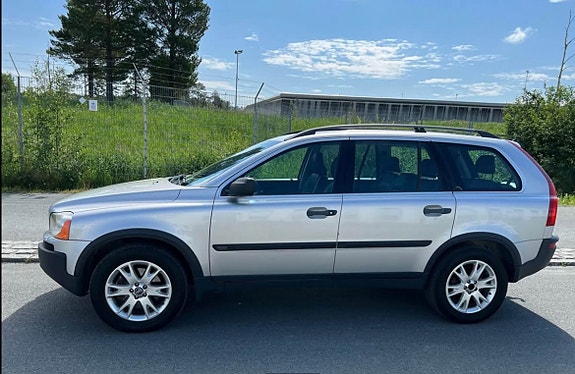 Volvo XC90 2 of 4
