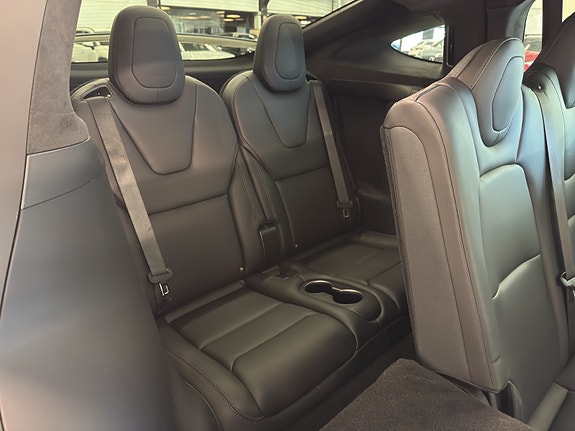 Tesla Model X 21 of 23