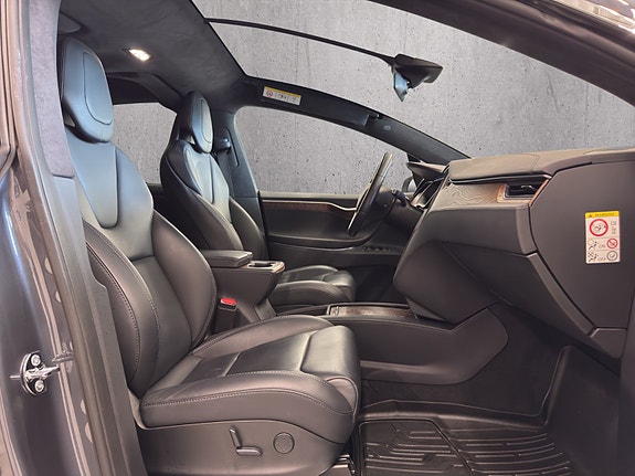 Tesla Model X 9 of 23