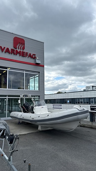 Valiant 750 med Suzuki 300hk fra 2009. Nyere pontong . 14 of 16