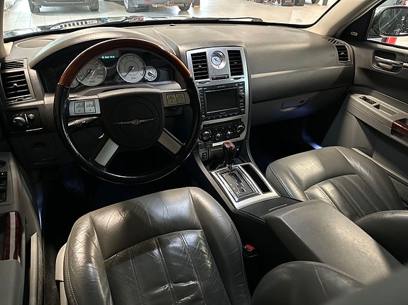 Chrysler 300C 16 of 26