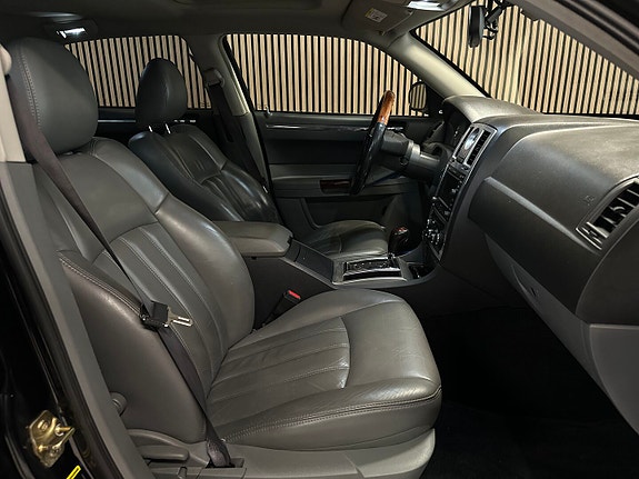 Chrysler 300C 12 of 26