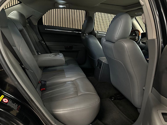 Chrysler 300C 13 of 26