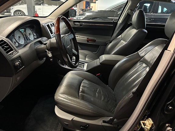 Chrysler 300C 15 of 26