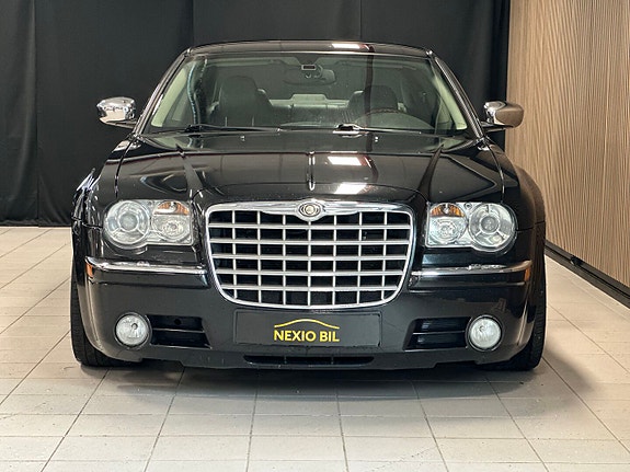 Chrysler 300C 2 of 26