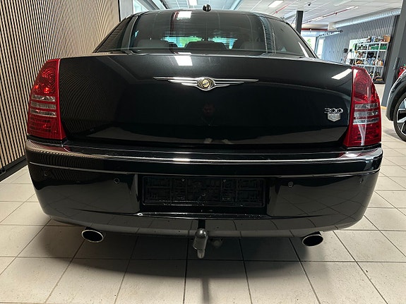 Chrysler 300C 11 of 26
