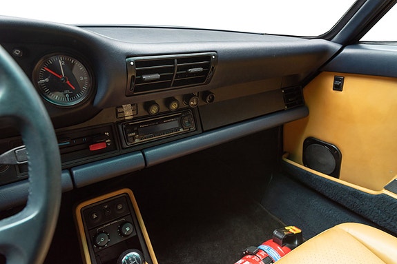 Porsche 911 16 of 30