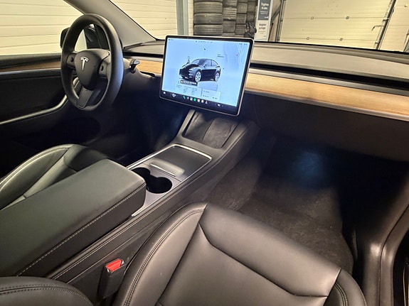 Tesla Model Y 16 of 22