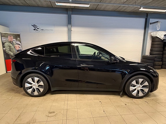 Tesla Model Y 4 of 22