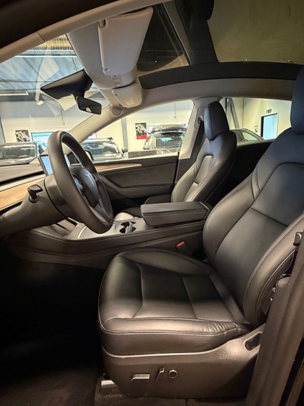 Tesla Model Y 13 of 22