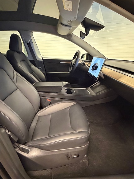 Tesla Model Y 15 of 22