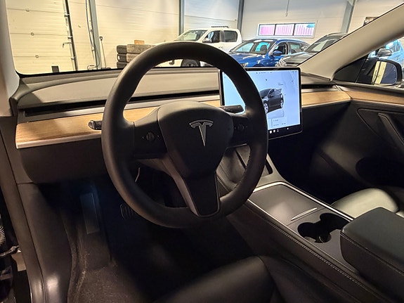 Tesla Model Y 14 of 22