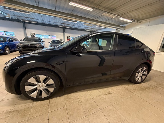 Tesla Model Y 12 of 22