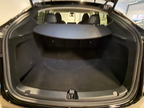 Tesla Model Y 9 of 22