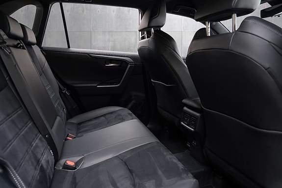 Toyota RAV4 Plug-in Hybrid 15 of 19