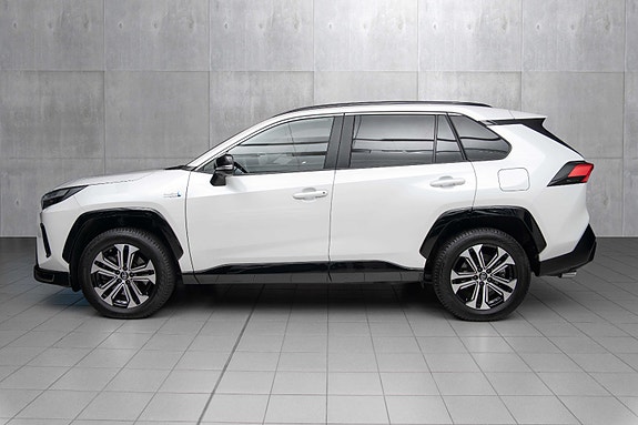 Toyota RAV4 Plug-in Hybrid 2 of 19