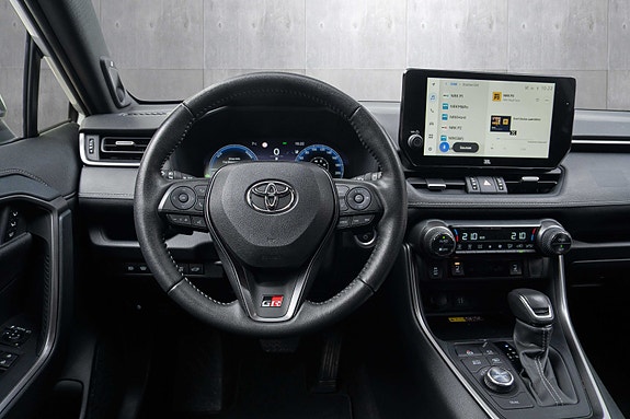 Toyota RAV4 Plug-in Hybrid 10 of 19