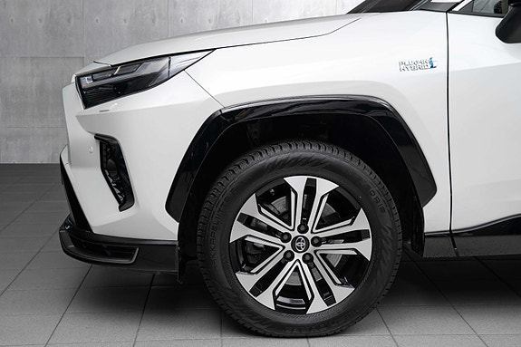 Toyota RAV4 Plug-in Hybrid 18 of 19