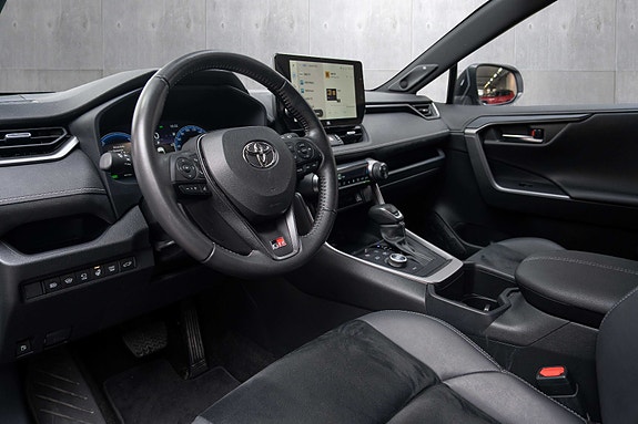 Toyota RAV4 Plug-in Hybrid 8 of 19
